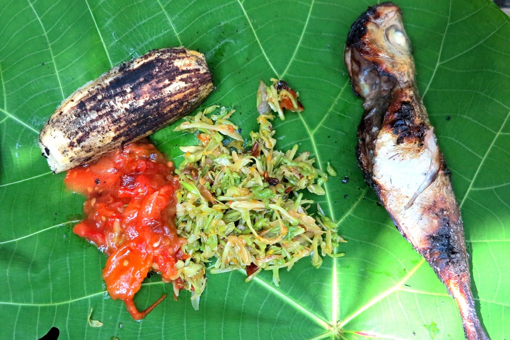Ikan tongkol bakar, daun pepaya, pisang bakar, dimakan dengan sambal 